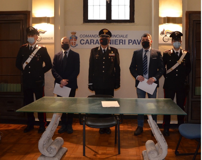 Salvarono coppia intrappolata in auto dopo incidente stradale: premiati due carabinieri