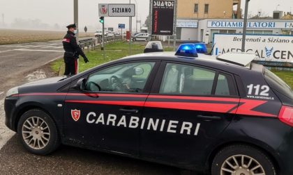 Vedono la pattuglia e scappano causando un incidente, i Carabinieri li fermano e parte l'aggressione