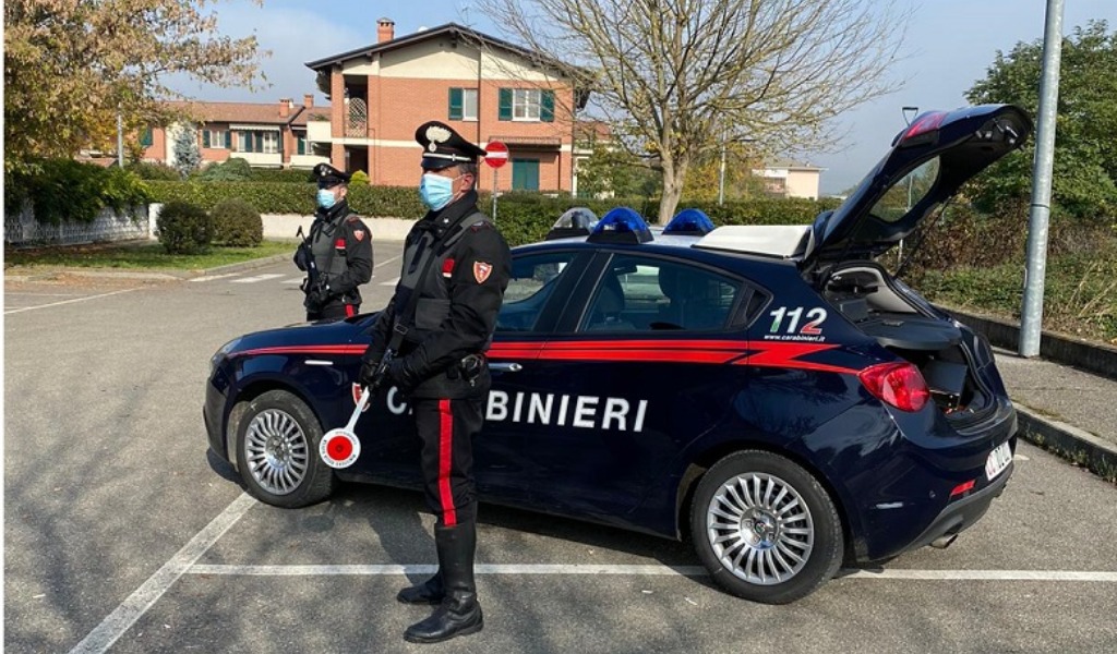 In giro con un coltello da cucina e un tirapugni: denunciato un 17enne