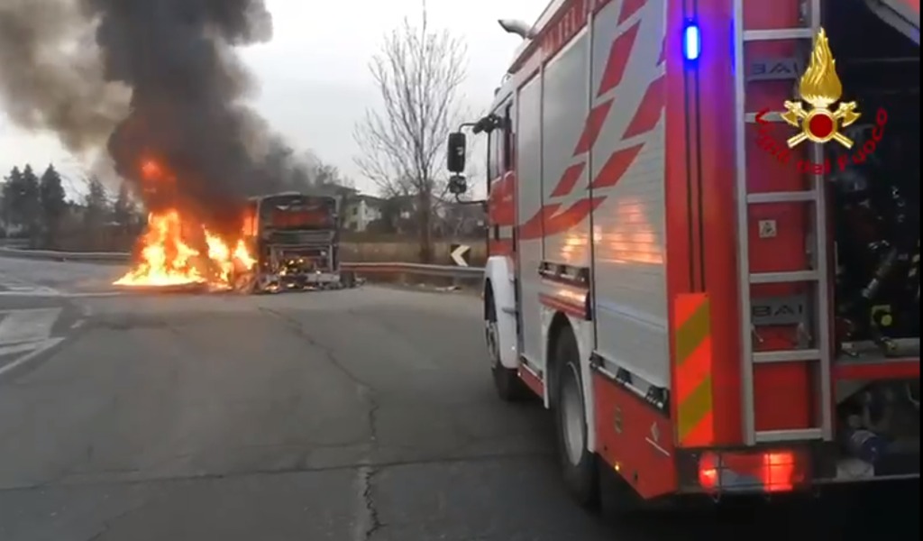 Pullman di linea divorato dalle fiamme, passeggeri e autista salvi: il video del rogo
