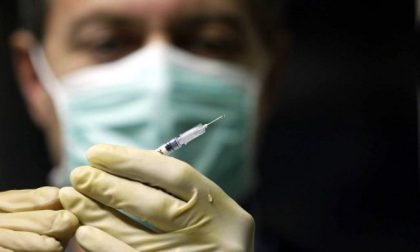 Mancano medici, Regione ingaggia gli specializzandi per vaccinare (a 40 euro all’ora)
