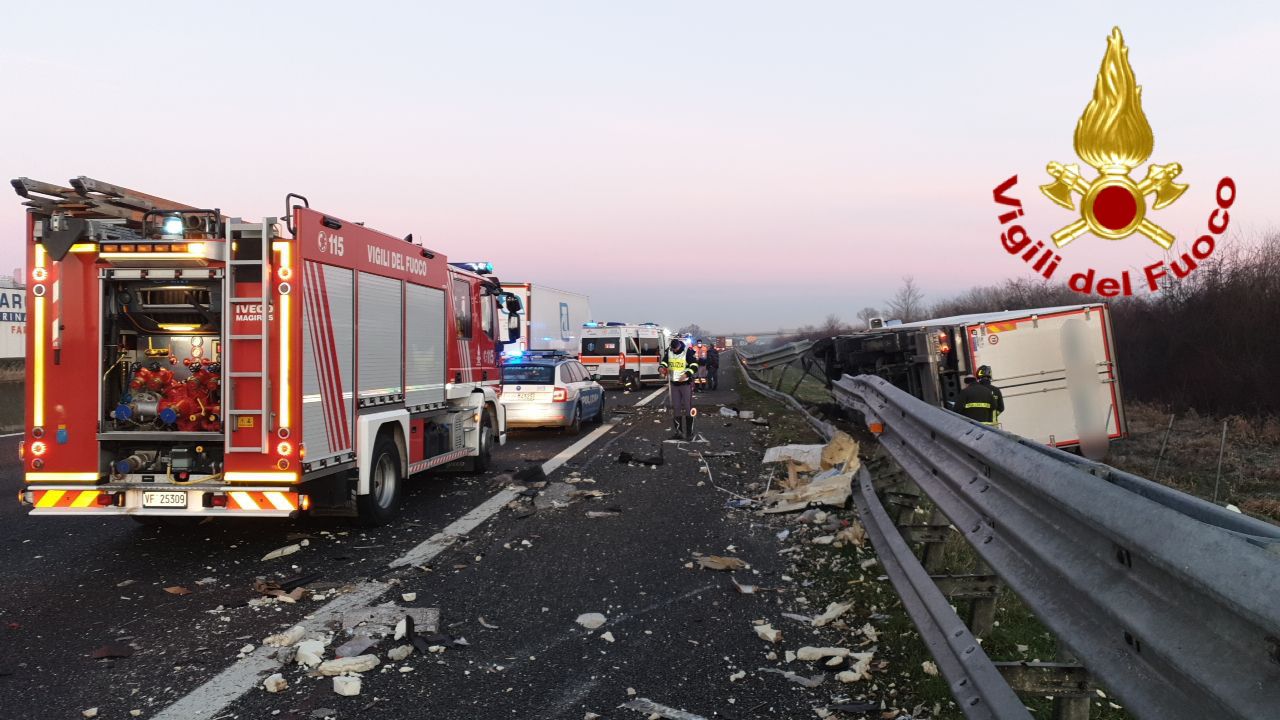 Le foto del tamponamento tra camion in A1: uno distrutto, l’atro finisce fuori strada