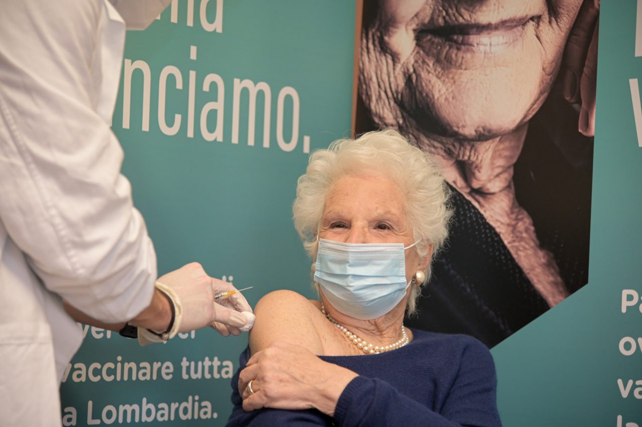 Il video della senatrice Liliana Segre che invita gli over 80 a vaccinarsi