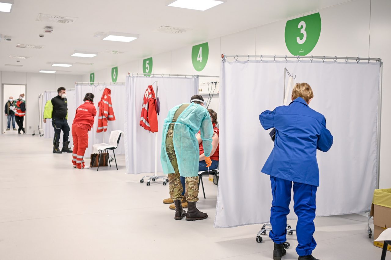 Bertolaso e la sfida delle vaccinazioni anti Covid: cronometrerà i tempi di somministrazione