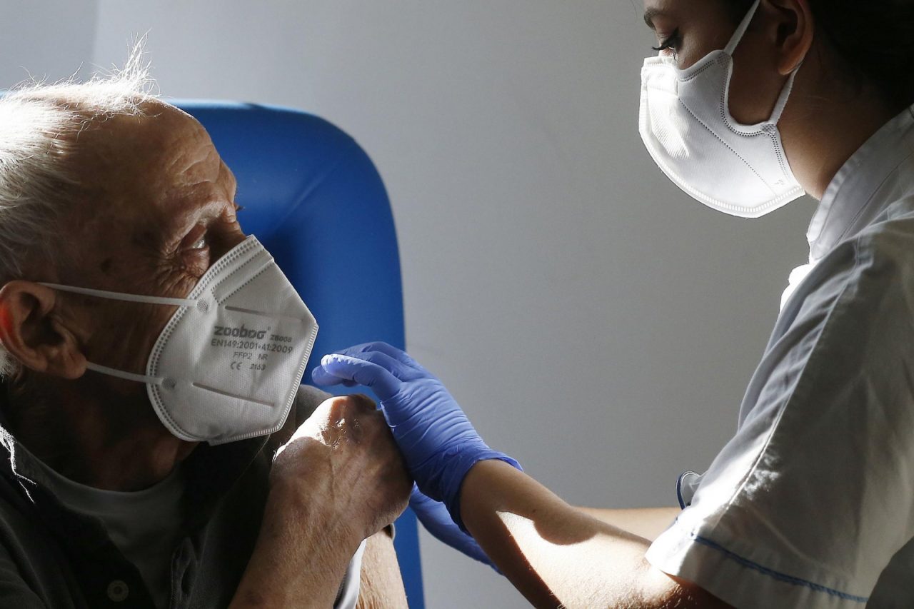 Vaccini anti Covid: Pavia ultima per dosi somministrate in Lombardia. Ma c’è un ma
