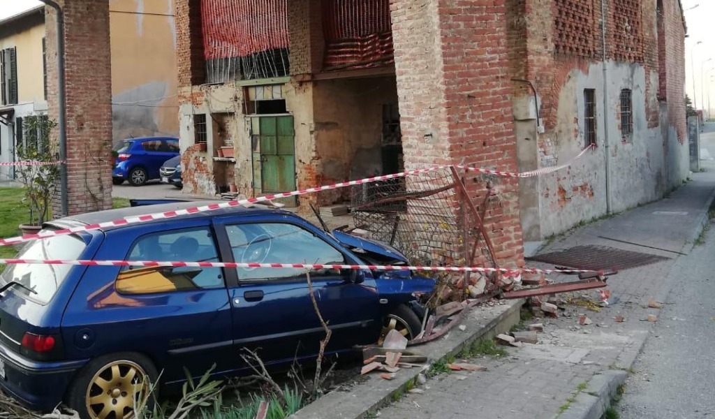 Perde il controllo dell’auto e si schianta contro un cascinale