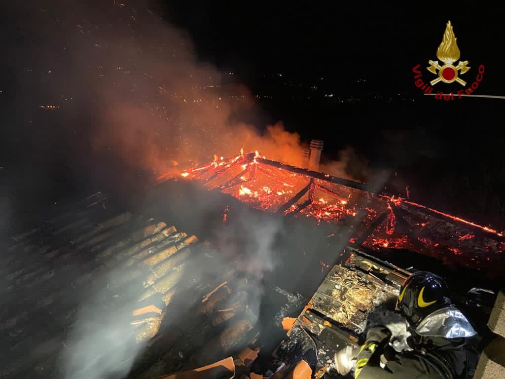 Incendio a Santa Maria della Versa: fiamme domate in sei ore