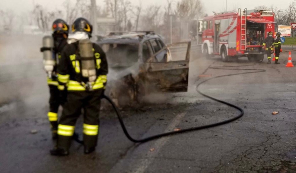 Vettura distrutta dalle fiamme a Siziano