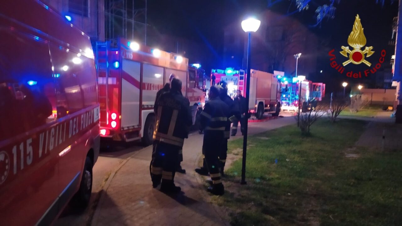 Incendio in un palazzo a Vigevano: 9 persone intossicate e portate in ospedale