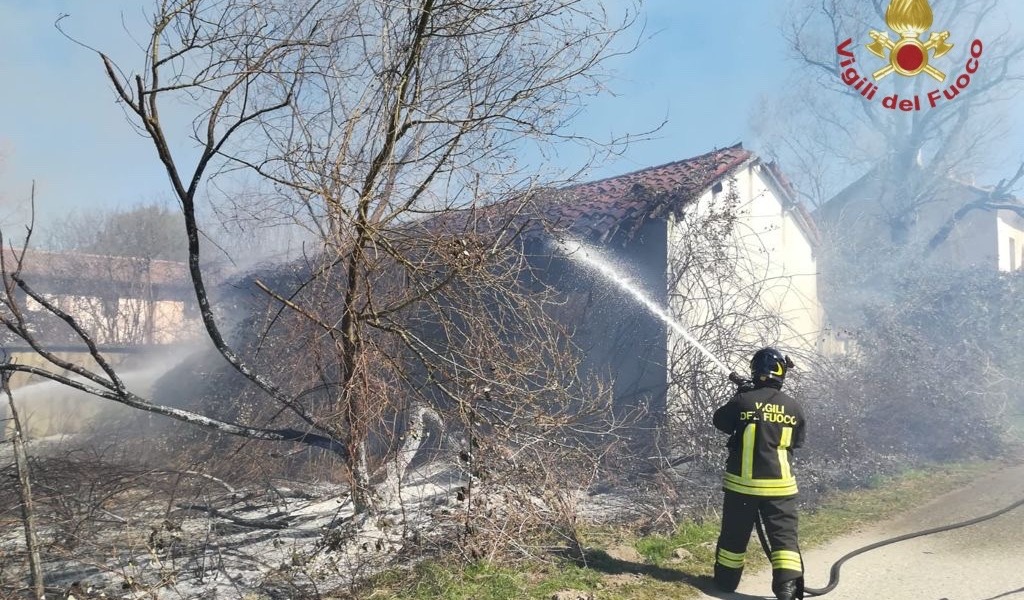 Incendio a Robbio, in fiamme terreno incolto e sterpaglie