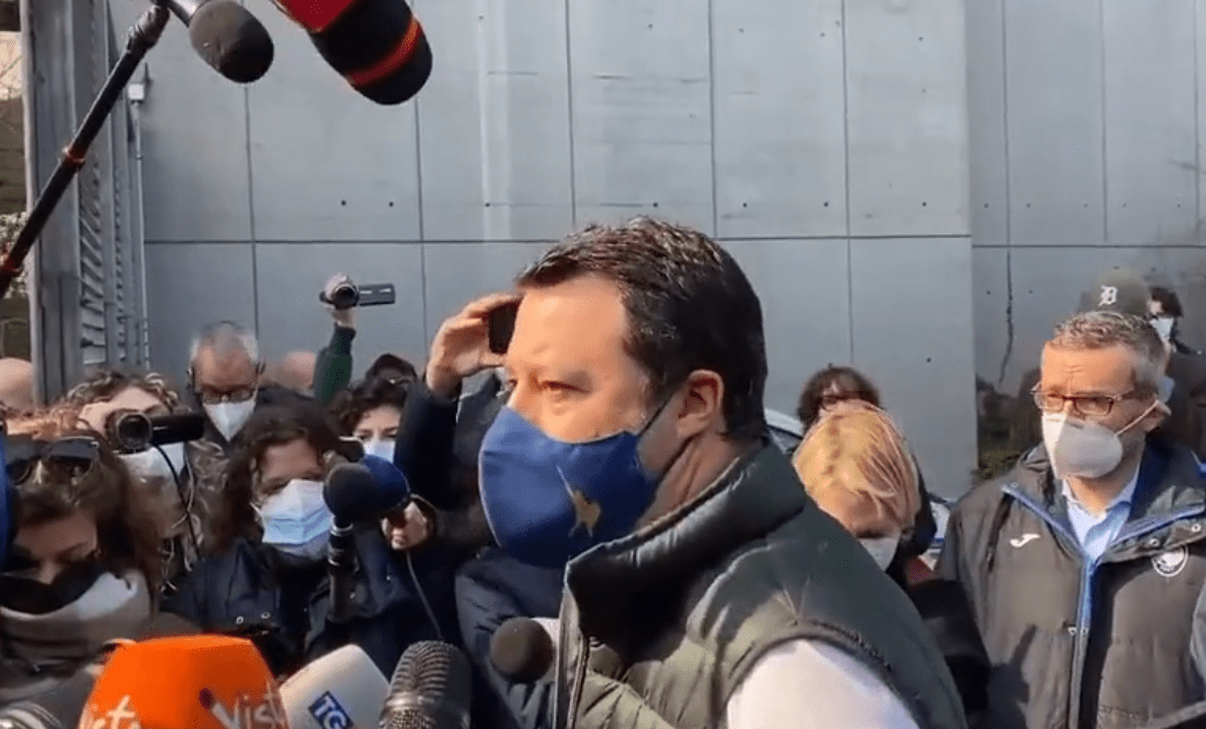 Salvini difende il modello Lombardia: “Da lunedì cinquantamila vaccinazioni al giorno”