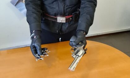 Minaccia un passante con una pistola, denunciato 49enne