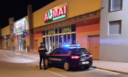 Rapina un supermercato e per guadagnarsi la fuga investe in auto un cassiere che tentava di fermarlo