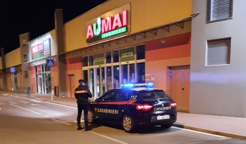Rapina un supermercato e per guadagnarsi la fuga investe in auto un cassiere che tentava di fermarlo