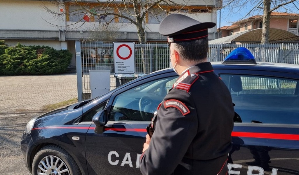 Entrano illegalmente a scuola e danneggiano muri e mobili, poi pubblicano tutto su Instagram