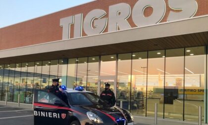 Anziano indigente ruba cibo al supermercato, arrivano i carabinieri e gli pagano la spesa