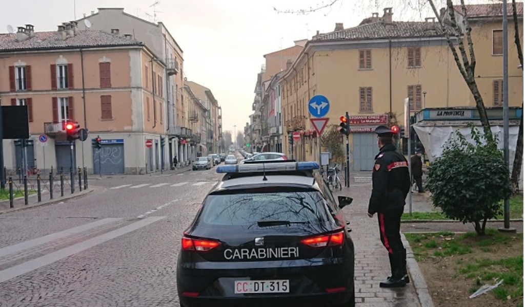 Il barista serve cocktail ai tavoli ma i vicini fanno la “spia”: locale chiuso