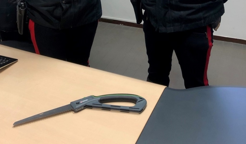 Violenze fisiche e psicologiche: nell’ultima aggressione la minaccia con un seghetto