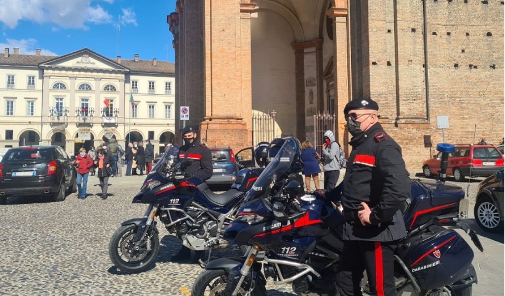 Carabinieri motociclisti pattugliano la città di Voghera