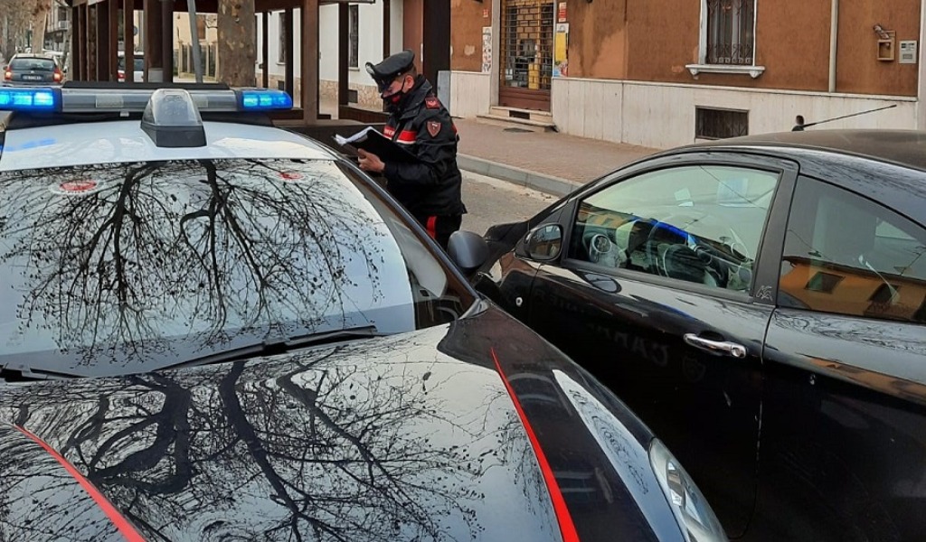 Consumano bevande seduti al tavolino del bar: locale chiuso