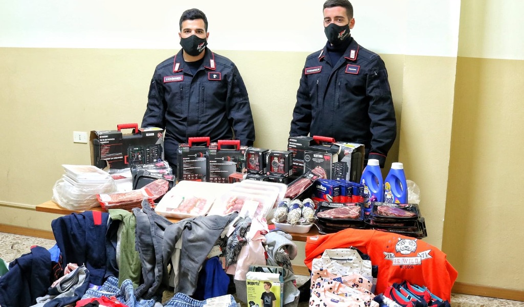 Ragazzino di 15 anni trovato alla guida di un’auto piena di merce rubata