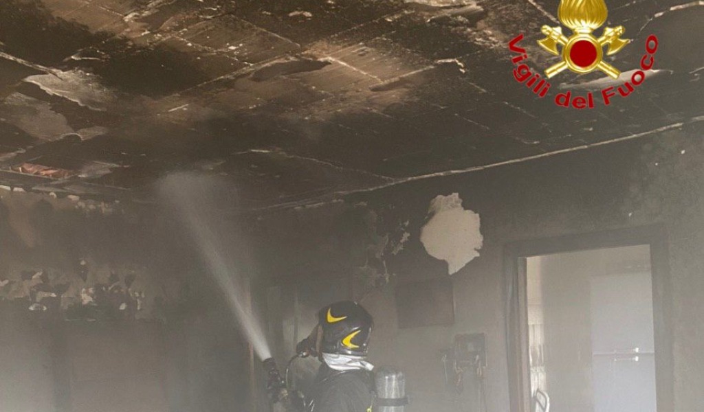 Il video dell’incendio in appartamento a Chignolo Po: 10 persone portate in salvo (tra cui un bambino), una donna in ospedale