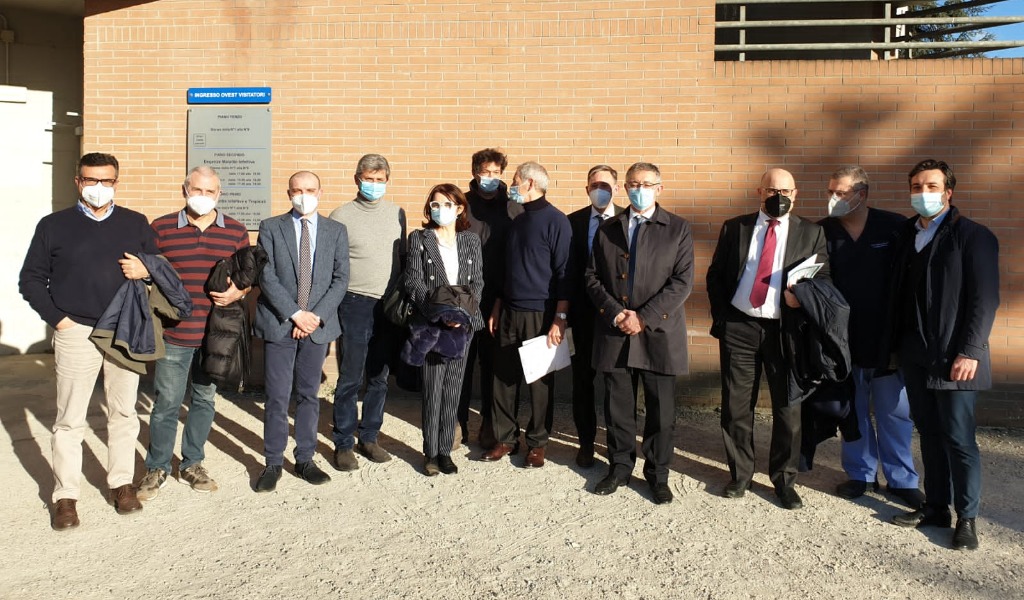 Guido Bertolaso in visita al San Matteo: “Ruolo guida nel contrastare il Coronavirus”