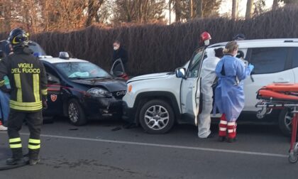 Scontro frontale con l'auto dei carabinieri: soccorse quattro persone