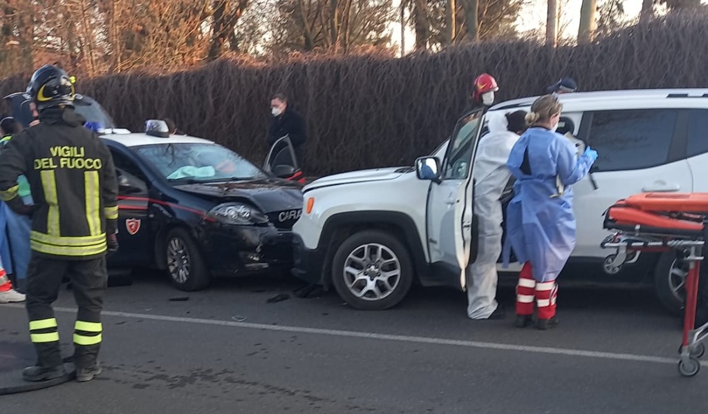 Scontro frontale con l’auto dei carabinieri: soccorse quattro persone