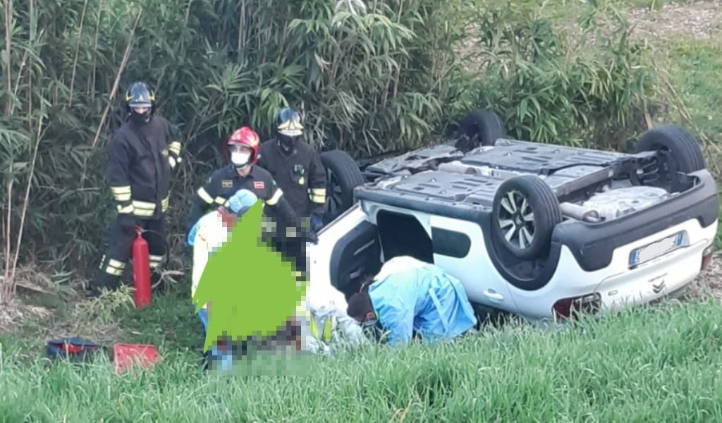 Esce di strada e si ribalta in un fossato: in ospedale una 36enne