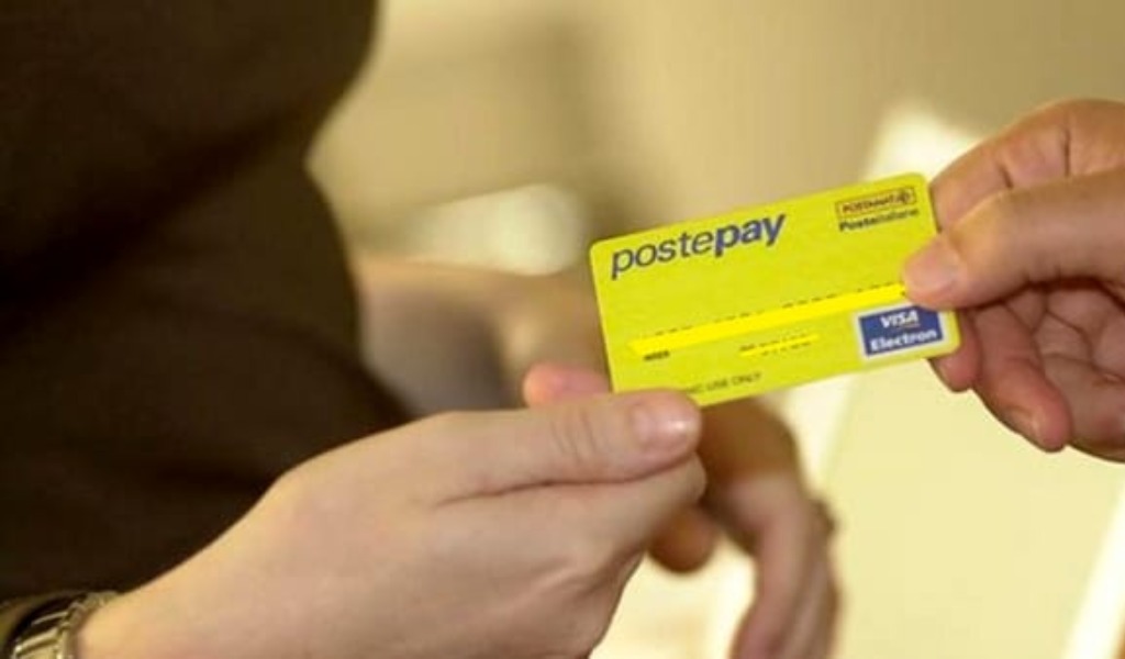 Per ottenere la Postepay mostra documenti falsi, denunciato 29enne del Mali