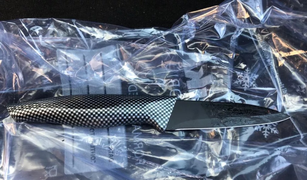 Si presenta a riscuotere l’affitto e l’inquilina lo accoltella alla schiena