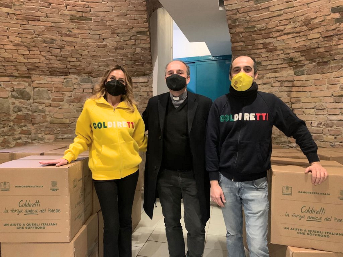 Pacchi alimentari in dono alle famiglie in difficoltà di Voghera