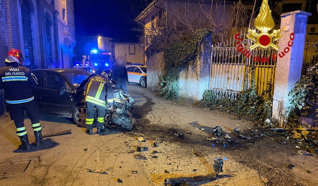 Perde il controllo dell’auto e si schianta contro un muro: 29enne al San Matteo