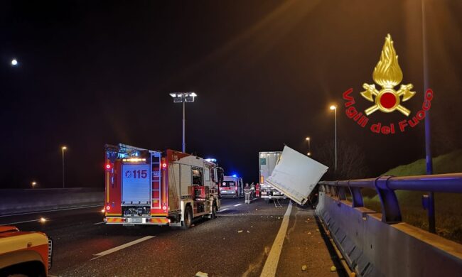 Schianto in A1, camion carico di frutta e verdura impatta contro il guard rail