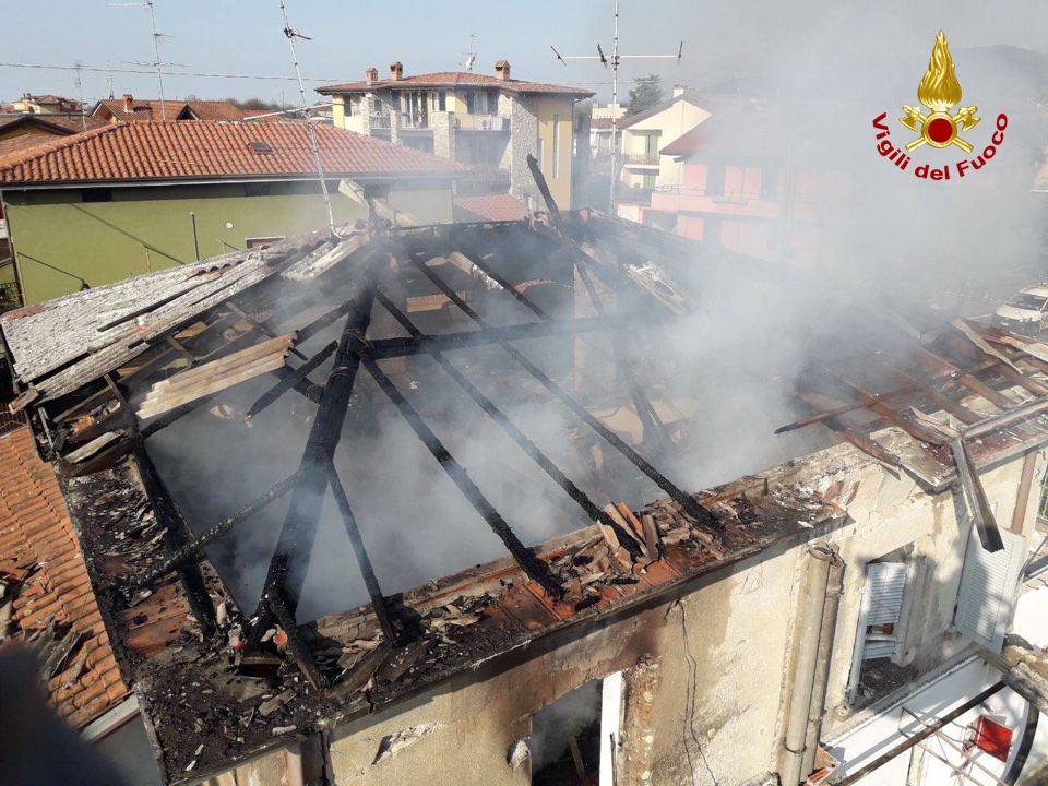 Esplode casa nella Bergamasca, le foto e il video delle squadre dei Vigili del Fuoco in aiuto da Pavia