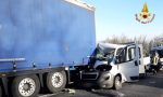 Schianto in A7, furgone tampona camion: due feriti incastrati nell'abitacolo