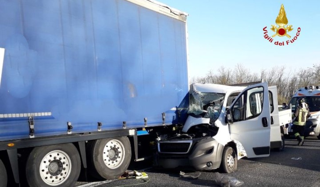 Schianto in A7, furgone tampona camion: due feriti incastrati nell’abitacolo