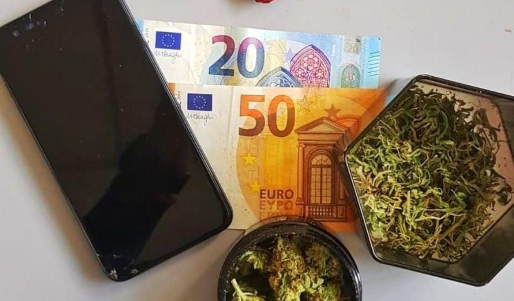Consumano alimenti e bevande al bar nonostante i divieti, un cliente denunciato per spaccio
