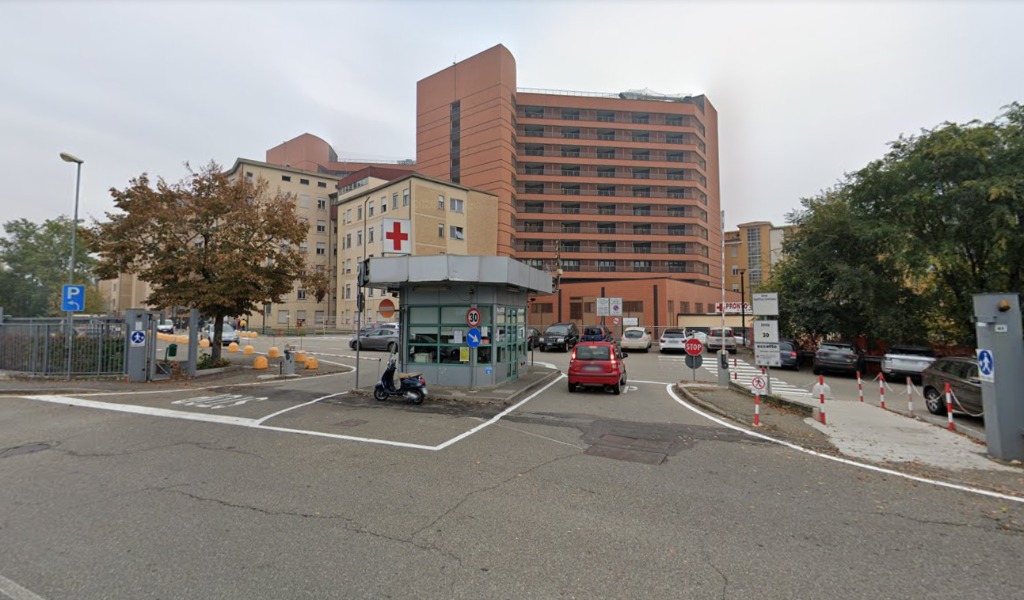 Coppia di anziani investita da un’ambulanza all’interno del San Matteo: grave 81enne