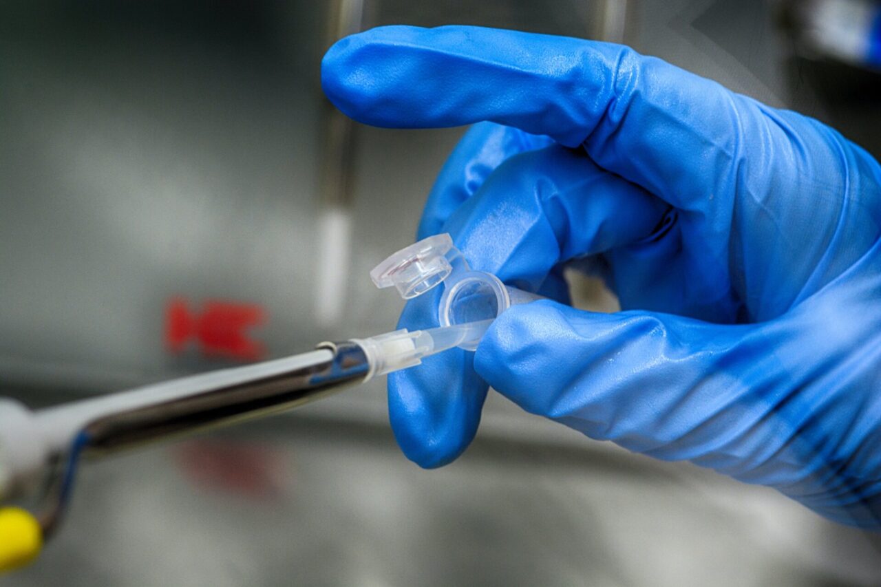 Il San Matteo crea in laboratorio un anticorpo monoclonale in grado di curare tutte le varianti del Covid