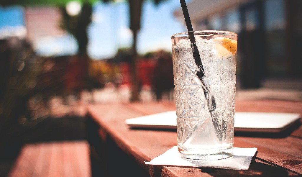 In barba ai divieti serve i clienti all’interno del locale: chiuso bar