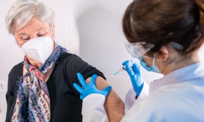 Vaccini over 80, nella notte inviati 115mila sms. Moratti: "Prima dose a tutti entro l’11 aprile"