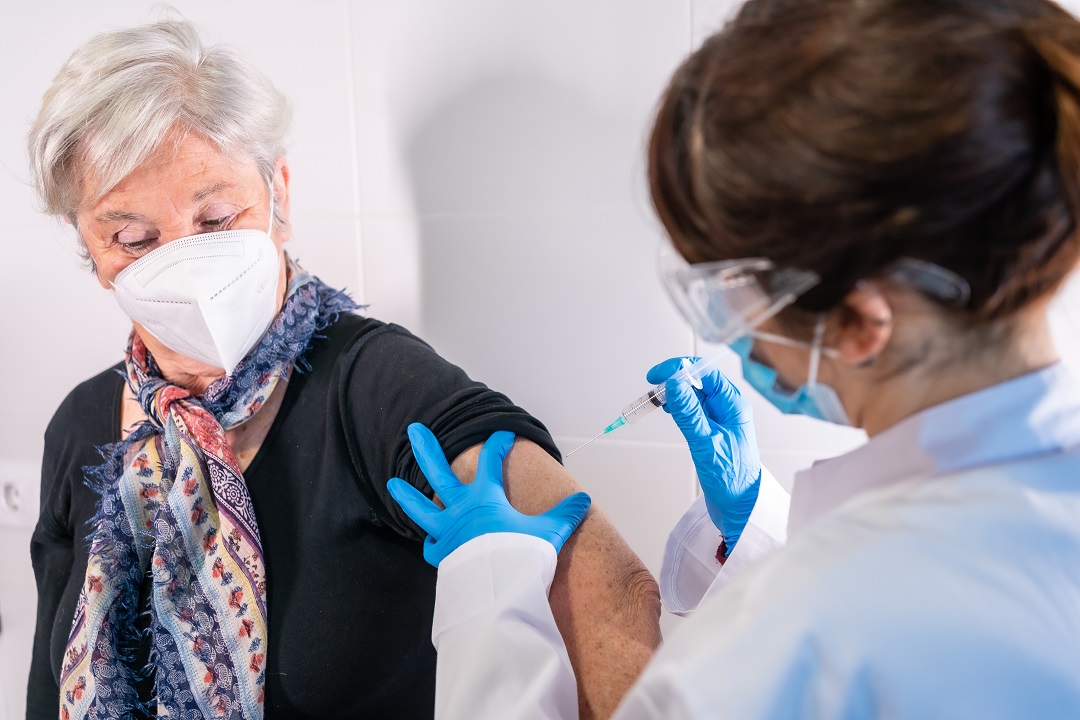 Vaccini over 80, nella notte inviati 115mila sms. Moratti: “Prima dose a tutti entro l’11 aprile”