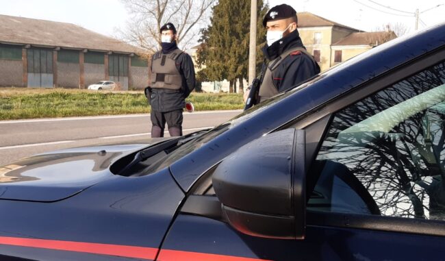 Denunciato 40enne, in auto aveva un coltello a serramanico e un bastone