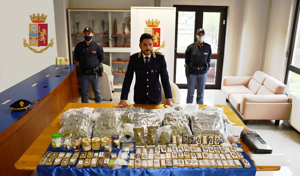Insospettabile e incensurato ma con 22 chili tra marijuana e hashish: arrestato 24enne