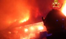 Grave rogo notturno in un capannone pavese: pompieri al lavoro fino a stamattina