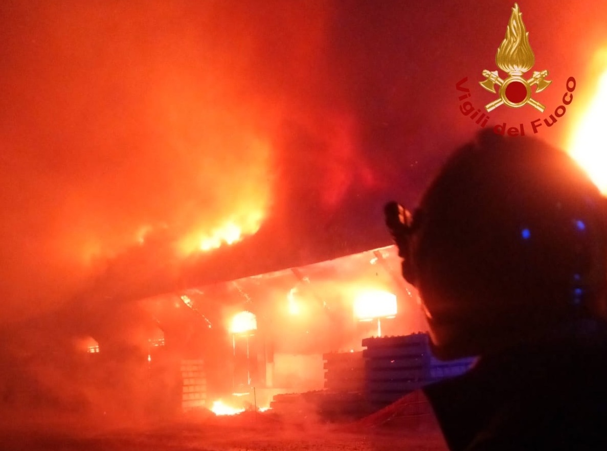 Grave rogo notturno in un capannone pavese: pompieri al lavoro fino a stamattina