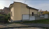 Ruba un fuoristrada e si schianta contro una casa sfondando il muro della cucina