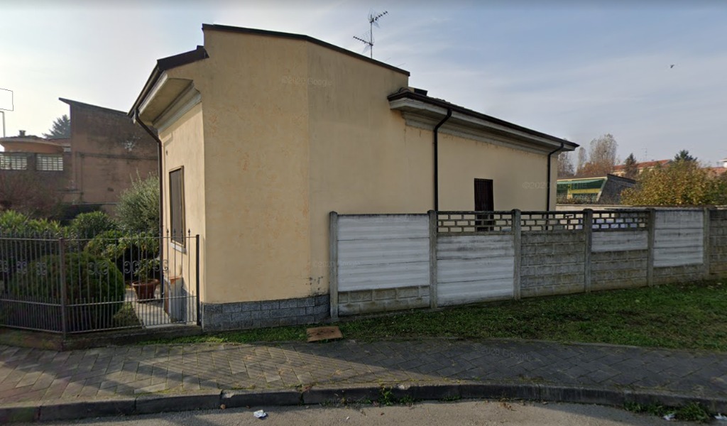 Ruba un fuoristrada e si schianta contro una casa sfondando il muro della cucina